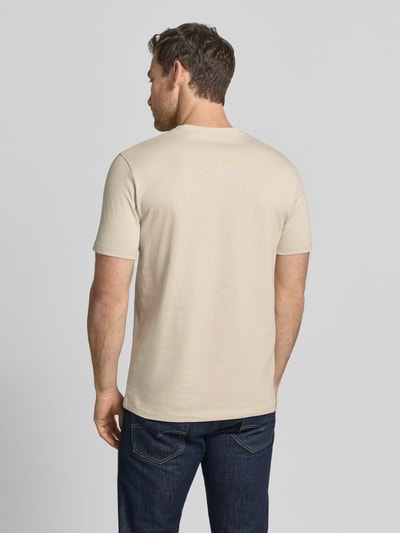 Männermodel trägt Regular Fit T-Shirt aus reiner Baumwolle Modell 'TALES' von BOSS Orange, Optik: Unifarben, Label-Patch, Ganzkörperansicht Rückansicht.