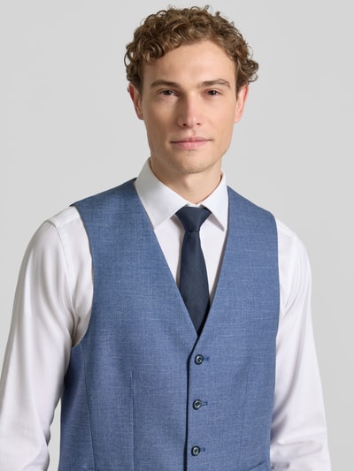 Männermodel trägt Regular Fit Weste mit Viskose-Anteil Modell 'Edgar' von DIGEL in Denim-Optik, strukturiertes Blau, Nahaufnahme Oberkörper. Elastischer-Material-Mix, V-Ausschnitt, durchgehende Knopfleiste, Rückenlänge bei Größe 50: 61 cm.
