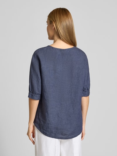 Frauenmodel trägt Leinenbluse mit Kordelzug und Rundhalsausschnitt von Fynch-Hatton, dunkelblau, lockere Passform, Rückenansicht, Detail: reine Leinenstruktur, 3/4-Arm, runder Halsausschnitt, Saum mit Kordelzug, Kontext: Rückenlänge 52 cm, Ärmellänge 42 cm. Ganzkörperansicht Rückansicht.