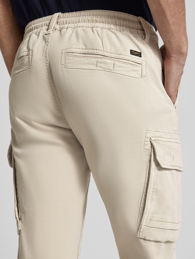 Mannelijk model draagt Cargobroek met vetersluiting Model 'EXPEDIZOR' van PME Legend, mix van katoen en lyocell, slim fit, detailopname rug.