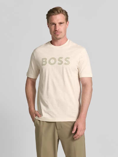 Mężczyzna nosi t-shirt Regular Fit z czystej bawełny model 'TS_STRUCTURE LOGO 1027473' od BOSS Green, jasnobeżowe kolory, widok z przodu, ujęcie całej sylwetki.