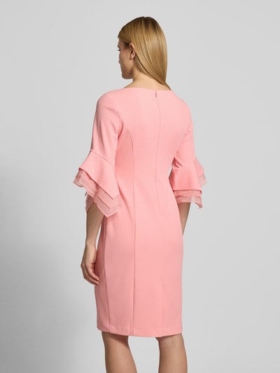 Kobiece modelka nosi Knielanges Cocktailkleid mit Rundhalsausschnitt od Adrianna Papell, mieszanka materiałów z dodatkiem streczu, prosty krój, długość do kolan, okrągły dekolt, długość tyłu w rozmiarze 36: 102 cm, szerokość w rozmiarze 36: 64 cm, długość rękawów w rozmiarze 36: 40 cm, widok całej sylwetki z tyłu.
