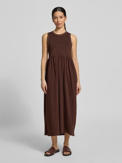 Frauenmodel trägt Midikleid mit Rundhalsausschnitt und Stitchings von Scotch & Soda aus Reine Baumwolle, A-Linie, Ganzkörperansicht von vorne. Rückenlänge bei Größe S 125 cm, Brustweite bei Größe S 37 cm, Farbe Braun, glatte Textur.
