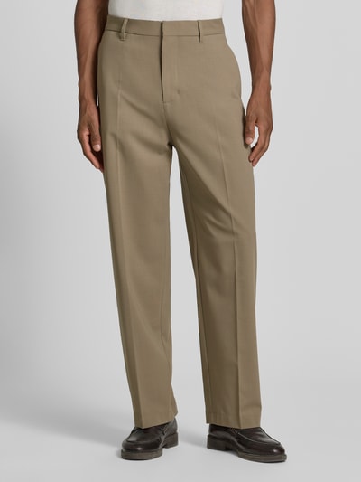 Männermodel trägt Weite Hose mit Woll-Anteil Modell 'MOSSBO DFB' von Marc O'Polo für Herren in Beige, glatte Oberfläche, Ganzkörperansicht von vorne.