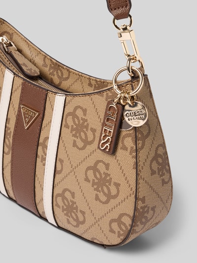 Produktfoto, Shoulder Bag in Leder-Optik Modell 'Noelle' von GUESS in Beige-Braun mit Logo-Detail, Hauptfach mit Reißverschluss, Detailaufnahme, Maße: 30x18x6 cm, abnehmbarer Schulterriemen 67 cm.