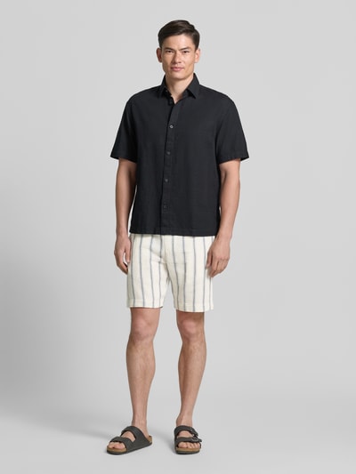 Männermodel trägt Regular Fit Shorts aus reiner Baumwolle Modell 'REGCAL' von SELECTED HOMME, Optik: unifarben, Eingrifftaschen, Gesäßtasche, Bundabschluss elastisch mit Tunnelzug, Material: reine Baumwolle, Ganzkörperansicht von vorne.