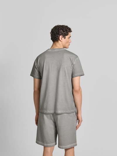 Männermodel trägt Regular Fit T-Shirt aus reiner Baumwolle von Diesel in Grau mit Used-Look und Label-Details, Ganzkörperansicht Rückansicht. Rückenlänge bei Größe M: 70 cm.