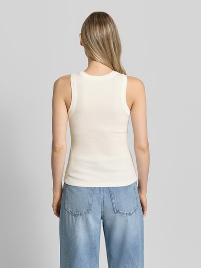 Frauenmodel trägt Slim Fit Tank Top aus Baumwoll-Mix Modell 'SMILE CAISA TANK TOP' von Vero Moda, Optik: Unifarben, Feinripp, Motiv-Stitching, Rundhals, Ganzkörperansicht Rückansicht.