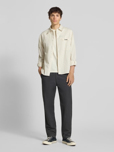 Männermodel trägt Relaxed Fit Chino aus Baumwolle-Leinen-Mix Modell 'FILIP RELAXED' von Marc O'Polo Denim, Optik: Unifarben, Ganzkörperansicht von vorne.