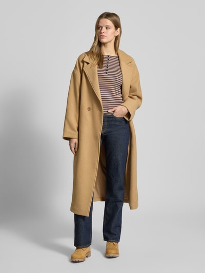 Frauenmodel trägt Slim Fit Longsleeve mit Knopfleiste von Review, gestreift, elastischer Baumwoll-Mix, Ganzkörperansicht von vorne.