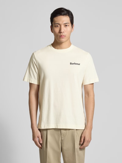 Mannenmodel draagt Relaxed Fit T-shirt uit puur katoen model 'Packling' van Barbour, look: effen kleuren, labelopschrift, ronde hals, korte mouw, recht, puur katoen. Ganzkörperansicht von vorne.