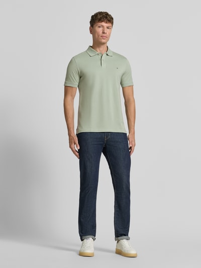 Mężczyznamodel nosi Regular Fit Poloshirt mit Stitching von Christian Berg Men z bawełny, jasnozielony, listwa guzikowa, hafty, krój regular fit, długość tyłu w rozmiarze M: 64 cm, Ganzkörperansicht von vorne.