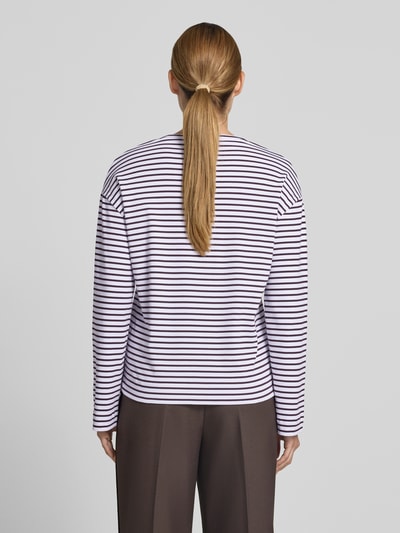 Kobieta modelka nosi bluzkę z długim rękawem w wzór na całej powierzchni z okrągłym dekoltem Longsleeve im Allover-Look mit Rundhalsausschnitt von windsor., wykonana z bawełny, krój relaxed fit, długość tyłu w rozmiarze 36: 61 cm, widok całej sylwetki z tyłu.