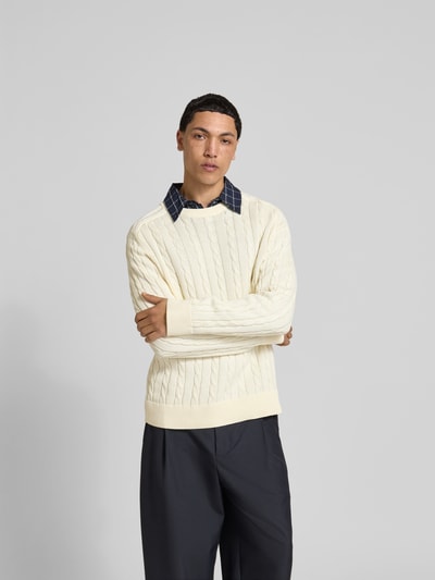 Männermodel trägt Slim Fit Pullover in Strick-Optik von Filippa K in Creme mit Rundhalsausschnitt, reine Baumwolle, Nahaufnahme Oberkörper.
