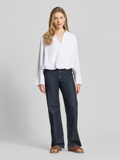 Vrouwenmodel draagt Regular Fit Blouse van zuivere viscose met V-hals Model 'DAPHNE' van Samsøe Samsøe, wit, lange mouwen, effen structuur, vooraanzicht, volledige lichaamsopname.