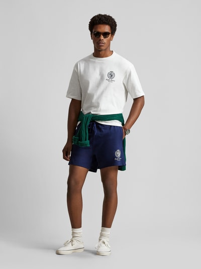 Männermodel trägt Regular Fit Sweatshorts aus reiner Baumwolle von Polo Ralph Lauren in Dunkelblau, unifarben, Label Stitching, Ganzkörperansicht von vorne.