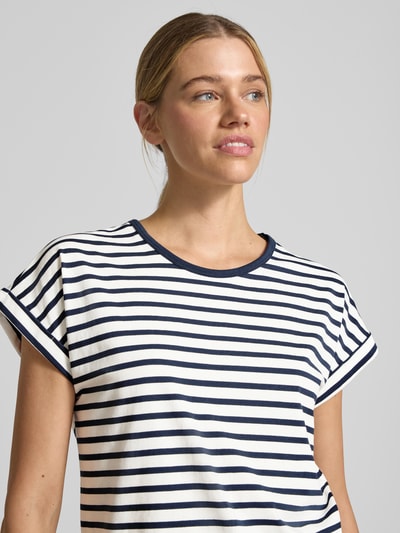 Vrouwenmodel draagt T-shirt met ronde hals model 'RINA' van Soyaconcept, mix van biologisch katoen en elastaan, regular fit, all-over look, ruglengte bij maat S 64 cm, navy-wit gestreept, textuur glad, Nahaufnahme Oberkörper.