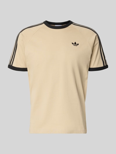 Produktfoto, T-shirt im Retro-Look mit Rundhalsausschnitt von adidas Originals z bawełny, krój regular fit, styl retro, logo, okrągły dekolt, długość tyłu 70 cm w rozmiarze M.