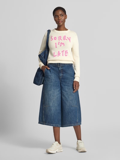 Frauenmodel trägt Regular Fit Culotte aus Baumwoll-Mix mit Viskose-Anteil Modell 'EPOCHE' von MAX&Co., blaue Denim-Optik, Ganzkörperansicht von vorne, Damen Culotte von MAX&Co.