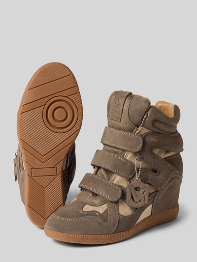 Produktfoto, Sneaker aus Leder-Mix Modell 'Mavis' von Steve Madden, Damen Sneaker mit Keilabsatz, Klettverschluss, braune Töne, abgerundete Passform, glatte und strukturierte Textur, sichtbare Profilsohle, Kontext: Leder-Mix, Absatzhöhe 2 cm, Schafthöhe 17 cm, Schaftweite 8 cm