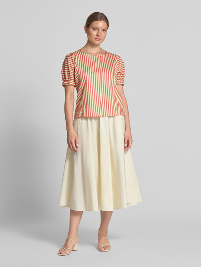 Frauenmodel trägt Regular Fit Bluse im Allover-Look von Fynch-Hatton mit Puffärmeln, Rundhalsausschnitt, reine Baumwolle, Ganzkörperansicht von vorne.