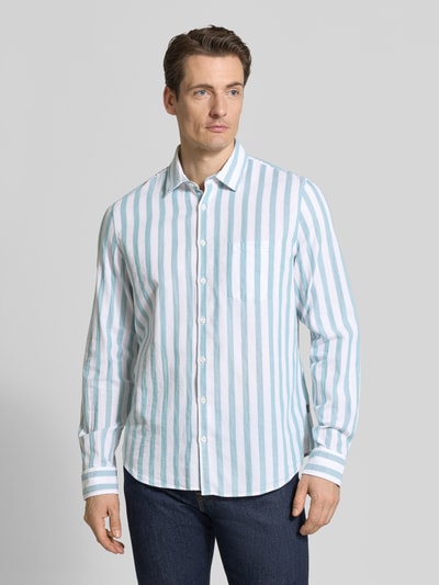 Mannelijk model draagt Regular Fit vrijetijdsoverhemd met kentkraag van MAERZ Muenchen, puur katoen, knoopsluiting, borstzak, vooraanzicht heuphoog.