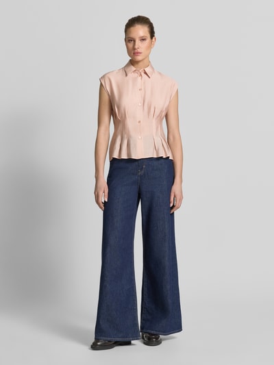 Modelka kobieca nosi Taillierte Bluse aus Modal-Mix von Jake*s Collection w kolorze jasnoróżowym, z kołnierzykiem koszulowym i zapięciem na guziki, krój slim fit, przód koszuli z zakładkami, długość tyłu w rozmiarze 38: 55 cm, do szerokich, ciemnoniebieskich spodni z denimu, gładkie tekstury, widok całej sylwetki z przodu.