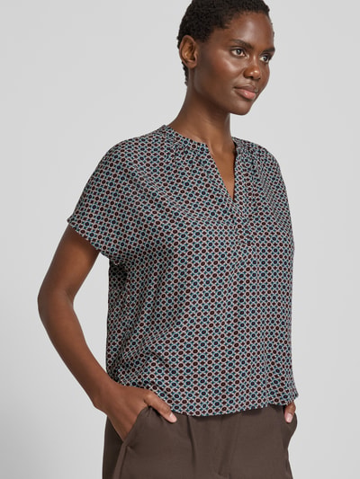 Vrouwenmodel draagt Blusenshirt aus Viskose mit Serafino-Ausschnitt van zero, zuiver viscose, loose fit, serafinohals, kapmouwen, ruglengte maat 36: 56 cm, Nahaufnahme bovenlichaam