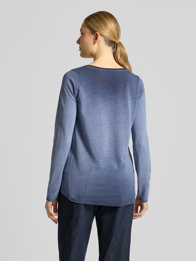 Frauenmodel trägt Longsleeve mit Rundhalsausschnitt von Smith and Soul in Blau, Baumwoll-Mix, gerader Schnitt, Rückansicht Ganzkörperansicht.