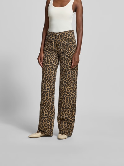 Frauenmodel trägt Relaxed Fit Jeans aus reiner Baumwolle von Anine Bing, Leopardmuster, 5-Pocket-Design, Ganzkörperansicht von vorne.