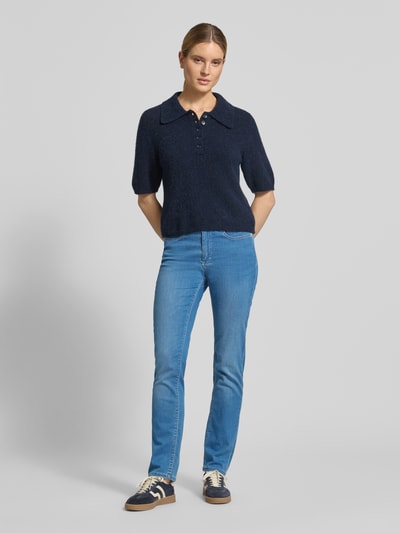 Frauenmodel trägt Straight Leg Jeans im 5-Pocket-Design Modell 'Dream' von MAC aus Baumwoll-Mix mit Stretch-Anteil, mittleres Blau, Gerader-Schnitt, Knopf-Reißverschluss, Damen Ganzkörperansicht von vorne.