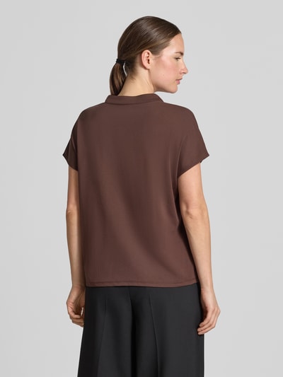 Frauenmodel trägt Regular Fit Bluse aus Baumwoll-Mix mit Spitzenbesatz von Marc Cain in Braun, Rückenlänge 57 cm, Ganzkörperansicht Rückansicht.