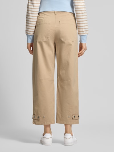 Frauenmodel trägt Wide Fit Hose mit Eingrifftaschen von Marc Cain in Beige aus Elastischer-Baumwoll-Mix, Gesäßtaschen, Knopf-Reißverschluss, Ganzkörperansicht Rückansicht.