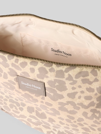 Produktfoto, Handtasche im Allover-Look Modell 'Puffy Adult Fanny Pack' von STUDIO NOOS, Label-Detail, Hauptfach mit Reißverschluss, verstellbarer Schulterriemen, Maße: Breite 37 cm, Länge 20 cm, Tiefe 10 cm, Länge Schulterriemen 70 cm, Farben in Beige und Braun, samtige Textur