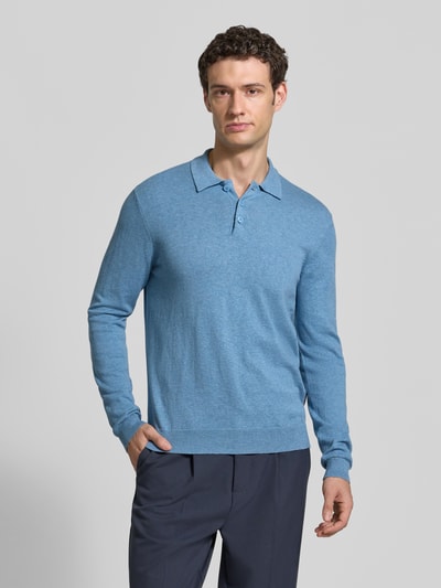 Männermodel trägt Regular Fit Strickpullover aus Baumwoll-Mix mit Kaschmir-Anteil von Casual Friday in Hellblau, Ganzkörperansicht von vorne. Rückenlänge Größe M 65 cm, Ärmellänge 69 cm, Polokragen, elastische Abschlüsse.