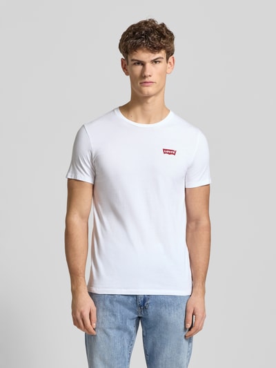 Männermodel trägt weißes T-Shirt mit Label-Print im 2er-Pack von Levi's®, reine Baumwolle, Regular Fit, Nahaufnahme Oberkörper.