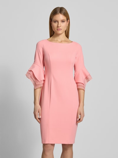 Kobiece modelka nosi knielanges Cocktailkleid mit Rundhalsausschnitt od Adrianna Papell, mieszanka materiałów z dodatkiem streczu, prosty krój, długość do kolan, okrągły dekolt, długość tyłu w rozmiarze 36: 102 cm, szerokość w rozmiarze 36: 64 cm, długość rękawów w rozmiarze 36: 40 cm, jasnoróżowy kolor, gładka faktura, całkowity widok z przodu