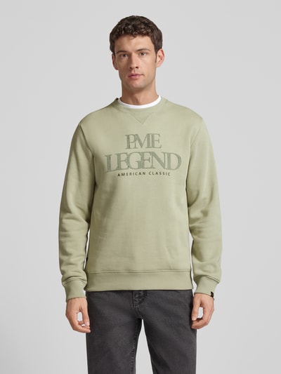 Männermodel trägt Sweatshirt mit Label-Print von PME Legend, Baumwoll-Mix, Regular-Fit, Rundhalsausschnitt, hellgrün, Ganzkörperansicht von vorne.