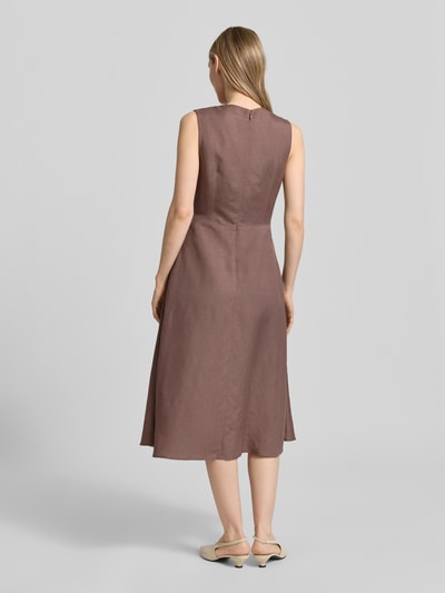 Kobiece modelka nosi sukienkę midi z mieszanki lnu i wiskozy w kopertowym stylu od Christian Berg Woman Selection, linia a, dekolt w serek, długość tyłu w rozmiarze 36: 120 cm, szerokość w rozmiarze 36: 45 cm, jednolita, matowa tekstura, odcień brązu, widok całej sylwetki z tyłu