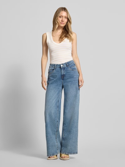 Vrouwenmodel draagt Slim Fit top met V-hals model 'Elle' van MOS MOSH, puur katoen, dames top, ruglengte maat S 58 cm, geheel vooraanzicht.