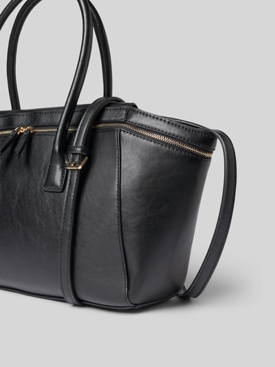 Produktfoto, schwarze Citybag in Leder-Optik Modell 'Fiori' von MANGO mit Reißverschluss, schmalen Henkeln und Schulterriemen, glatte Struktur