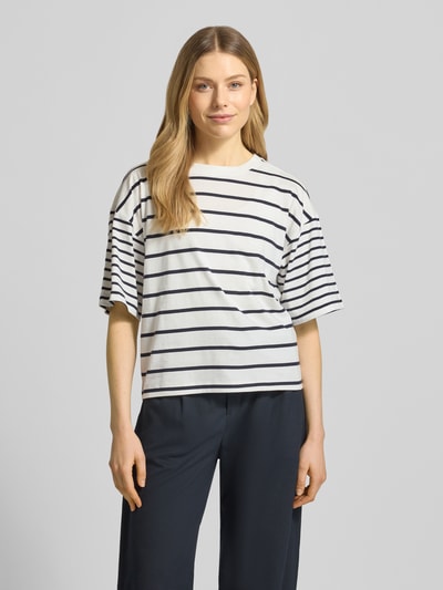 Kobiece modelka nosi Oversized T-Shirt aus reiner Baumwolle von s.Oliver RED LABEL, dwukolorowy, paski, krój oversize, krótki rękaw, jersey, bawełna, widok całej sylwetki z przodu