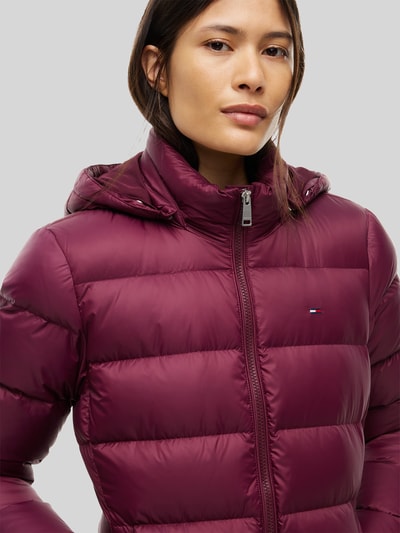 Tommy Jeans kurtka puchowa krój regular fit ze sztucznego futra Bordowy 3
