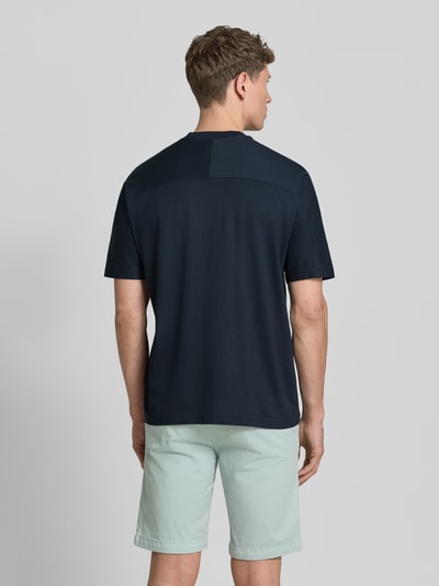 Männermodel trägt Regular Fit T-Shirt aus reiner Baumwolle Modell 'TE_BAYMESH' von BOSS Orange, unifarben mit Mesh-Details, Kurzarm, Ganzkörperansicht Rückansicht