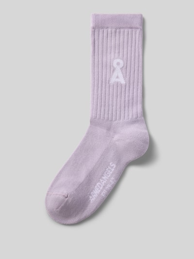 Produktfoto, helllila Socken aus Baumwoll-Mix Modell 'SAAMUS' von ARMEDANGELS, gerippte Struktur, Damen Socken, neutrale Oberfläche