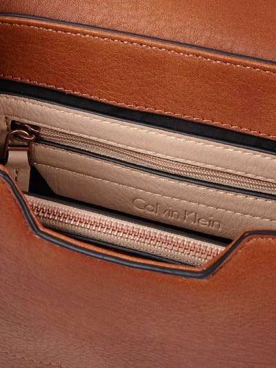 CK Calvin Klein Saddle Bag mit Überschlag und Schulterriemen Cognac 5