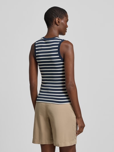 Vrouwenmodel draagt Slim Fit Tank Top uit zuiver katoen model 'SLIM CODY' van Tommy Hilfiger, look: effen, pasvorm: slim fit, all-over motief, applicatie: gestikt logo, ronde hals, model met brede bandjes, puur katoen. Ganzkörperansicht Rückansicht.