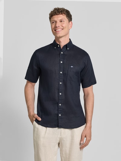 Männermodel trägt Regular Fit Leinenhemd mit Button-Down-Kragen von Fynch-Hatton, Schwarz, reine Leinenstruktur, Nahaufnahme Oberkörper.