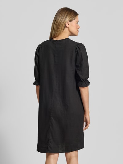 Frauenmodel trägt knielanges Kleid aus Leinen-Viskose-Mix Modell 'FALAKKA' von B.Young, gerade Form, Rüschen, Ganzkörperansicht Rückansicht