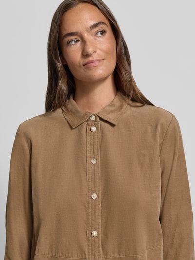 Frauenmodel trägt knielanges Kleid Modell 'Wicorda' von OPUS in Unifarbe mit durchgehender Knopfleiste, 3/4-Arm, Nahaufnahme Oberkörper.